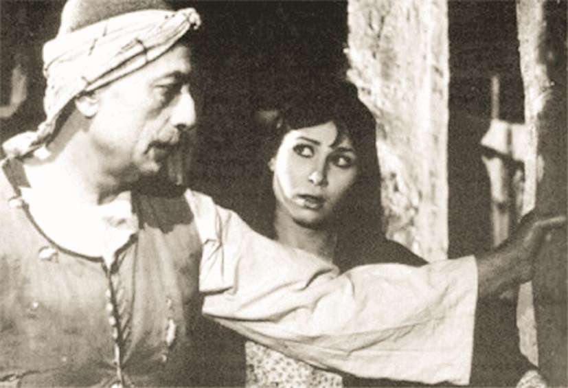 في فيلم «الأرض» مع محمود المليجي