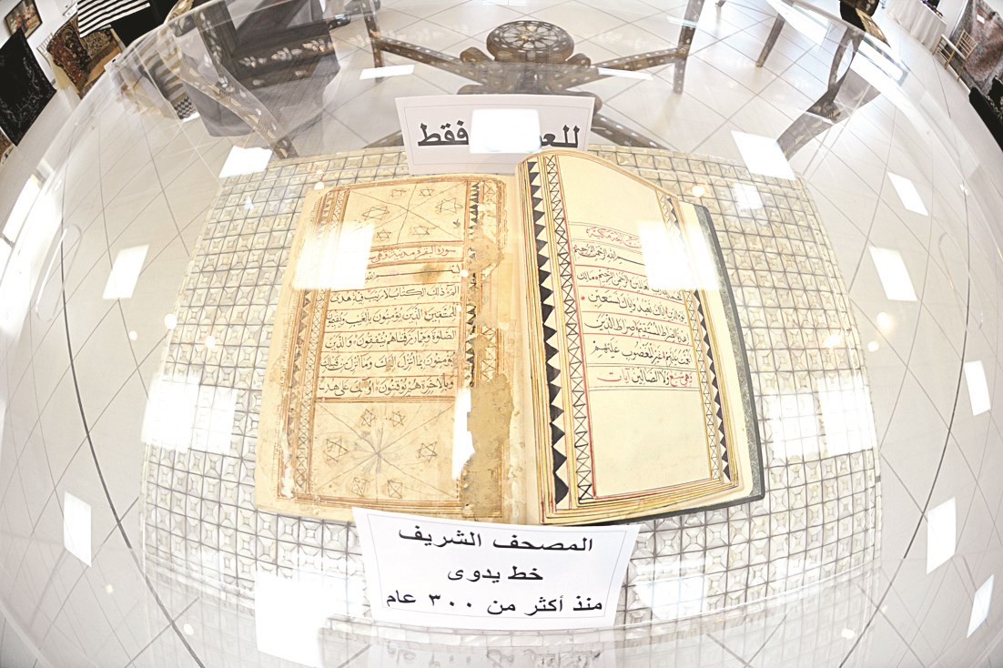 مصحف عمره نحو 300 عام (تصوير جاسم بارون)