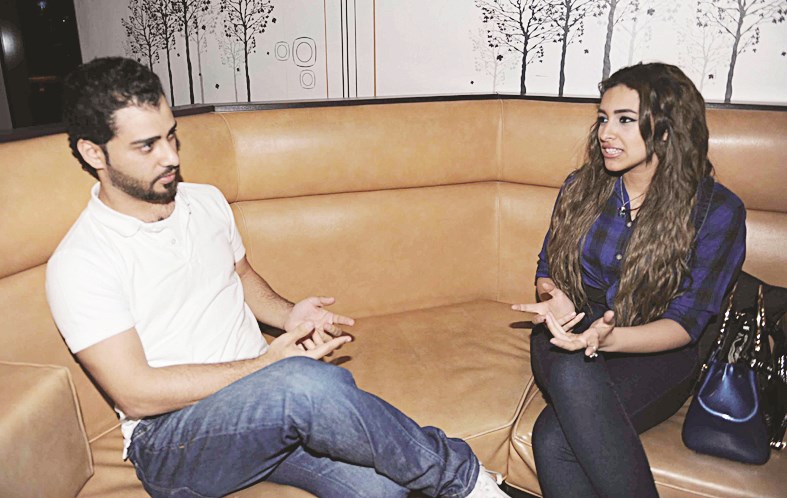 متحدثة للزميل علاء محمود (تصوير طارق عزالدين)