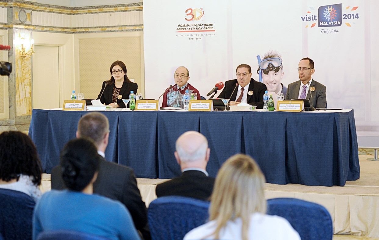 ناجيا وإلى يمينه السفير الماليزي وخليل وحايك إلى يساره (تصوير نايف العقلة)