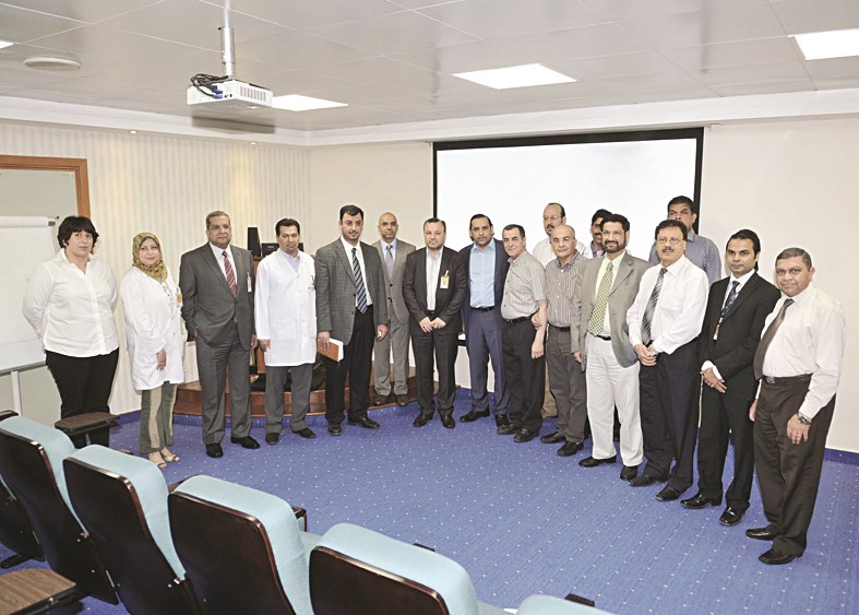 طاقم المستشفى في صورة جامعة