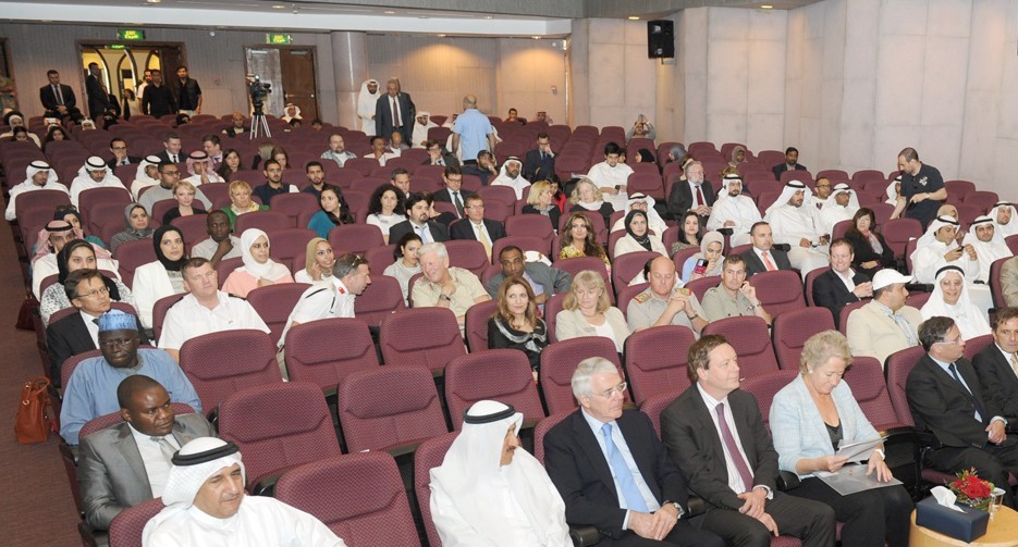 ميجر متوسطا بعض الحضور