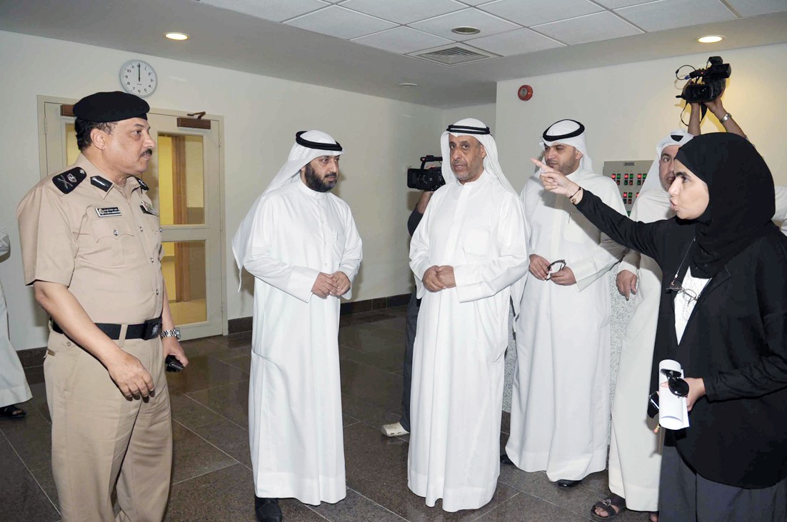 قياديو الأشغال والداخلية يستمعون لشرح أحد مهندسي المشروع