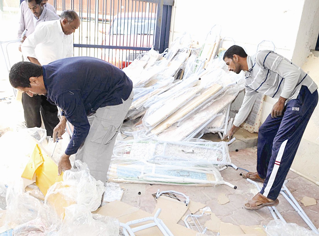 ... وعمال منهمكون في البحث عن المؤثرات العقلية (تصوير كرم ذياب)