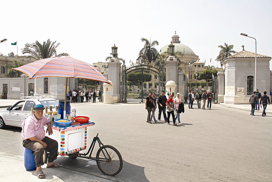 u0623u062du062f u0627u0644u0628u0627u0639u0629 u0627u0644u062cu0648u0627u0644u064au0646 u0623u0645u0627u0645 u062cu0627u0645u0639u0629 u0627u0644u0642u0627u0647u0631u0629 u0641u064a u0627u0644u062cu064au0632u0629 (u0627 u0628)