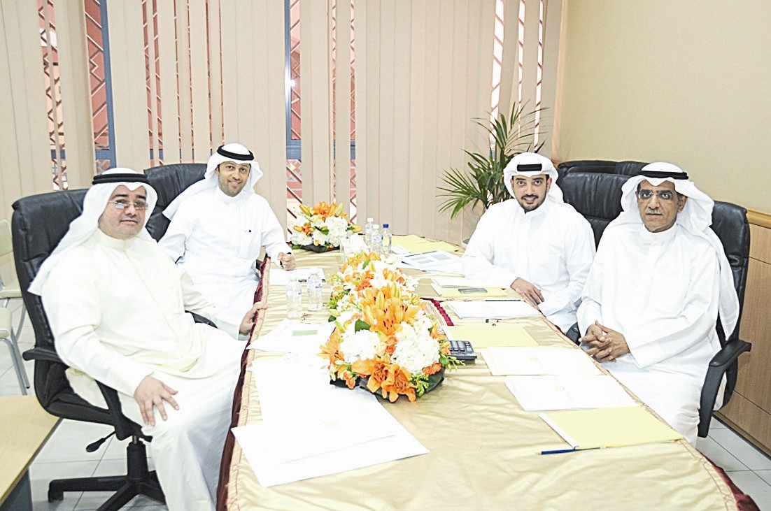 المرزوق والكليب والشيخ دعيج سلمان الصباح ورائد جواد بوخمسين خلال الجمعية العمومية