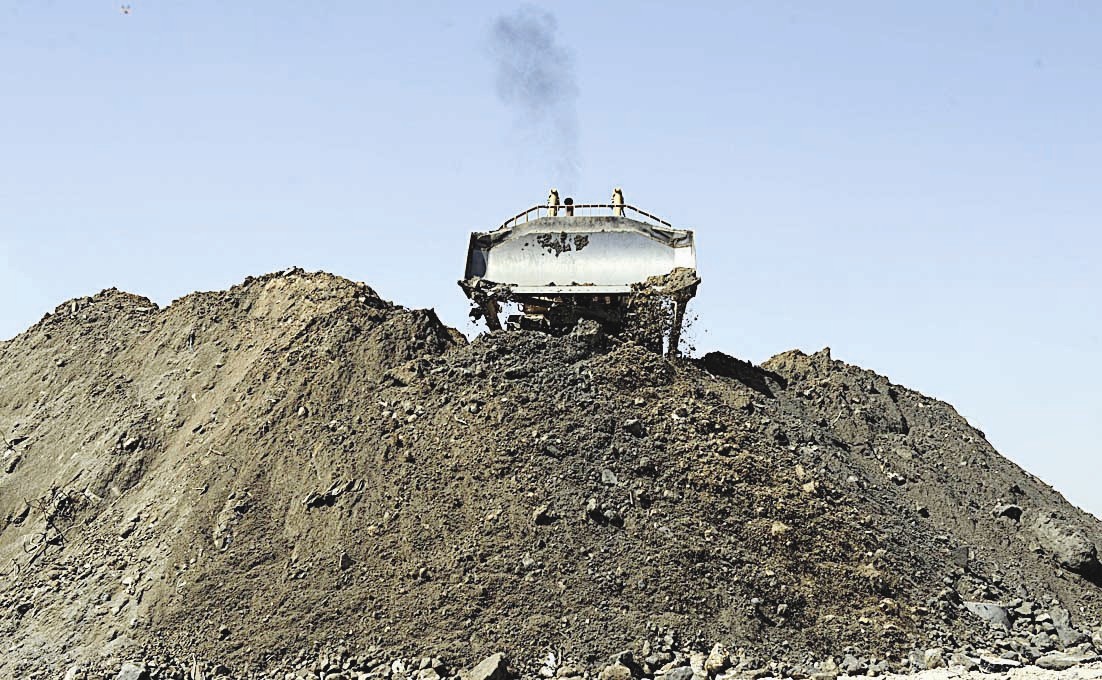 الآليات تعمل على رفع المخلفات عن الشاطئ