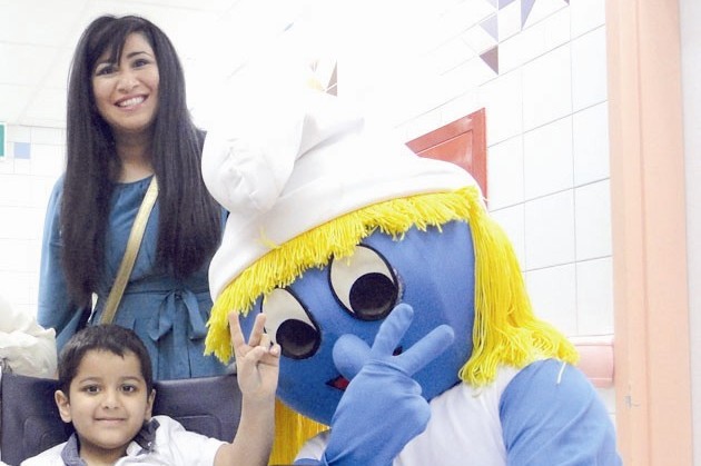 بدور السلطان مع أحد الأطفال و«سنفوز»