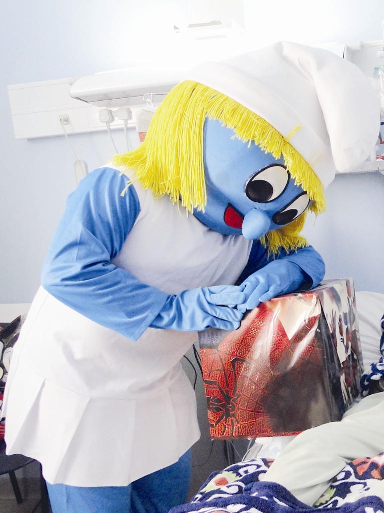 شخصية كرتونية مع أحد المرضى