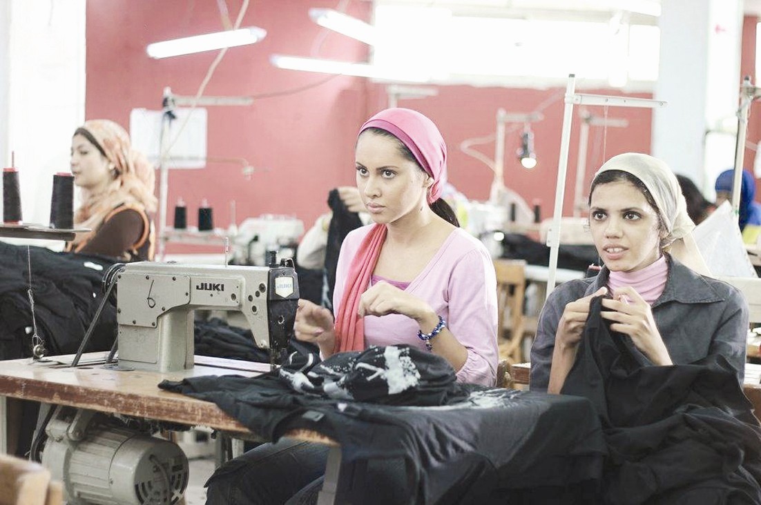 في مشهد من فيلم «فتاة المصنع»