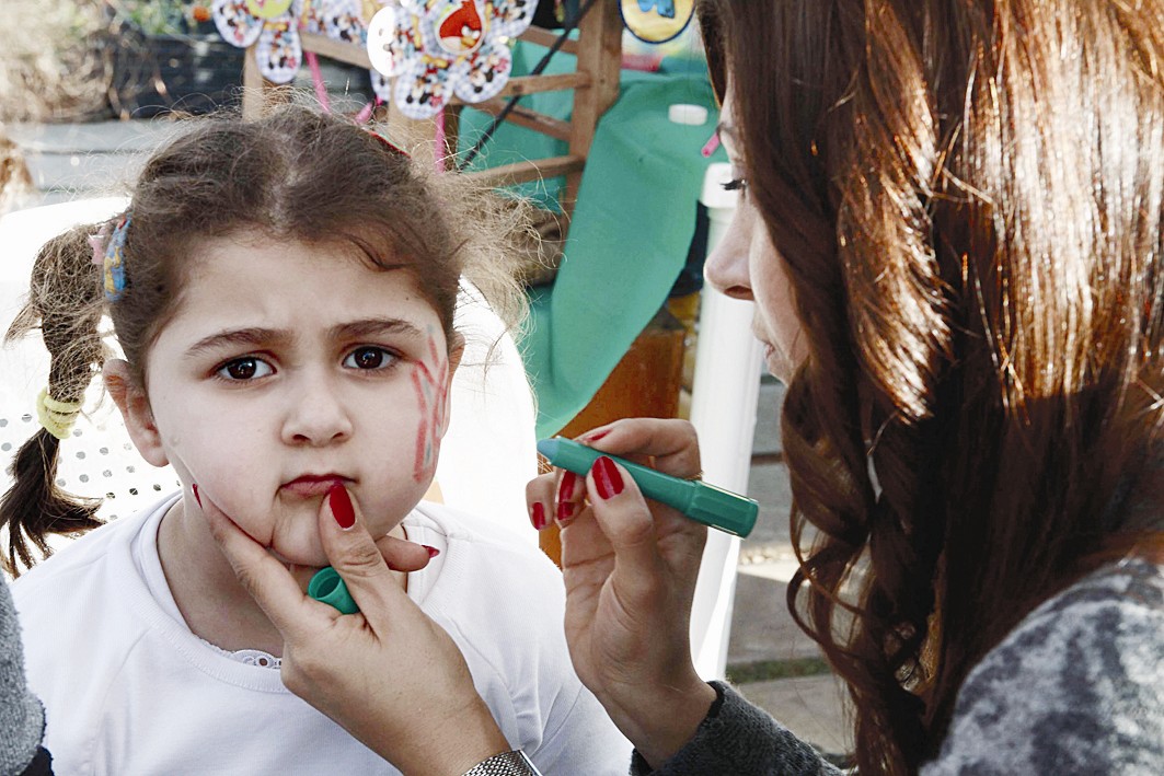 كرنفال رسم على وجوه الأطفال