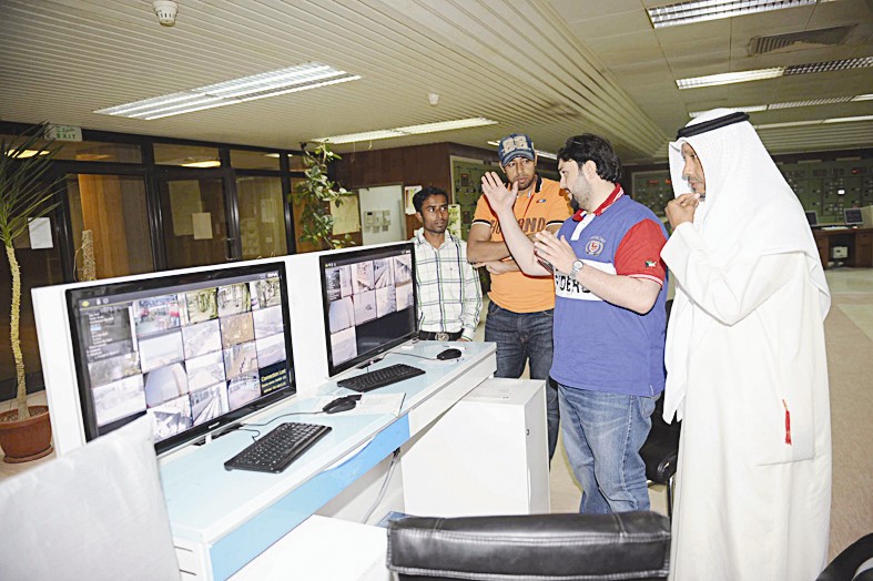 متابعة سير العمل من داخل إحدى غرف التحكم