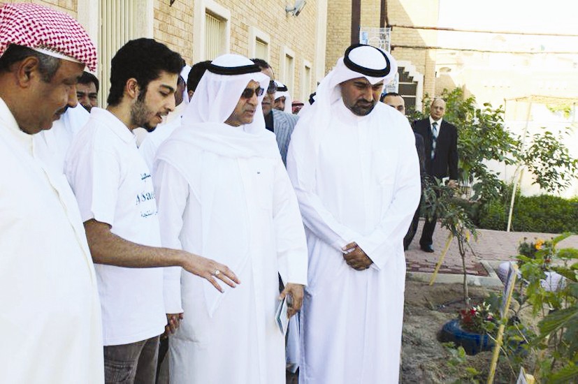 ... ويستمع للشرح