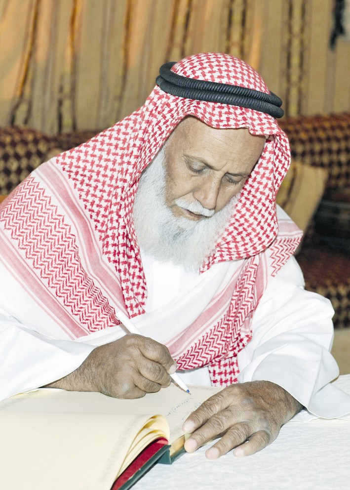 أحد الشيوخ يوقع مبايعاً