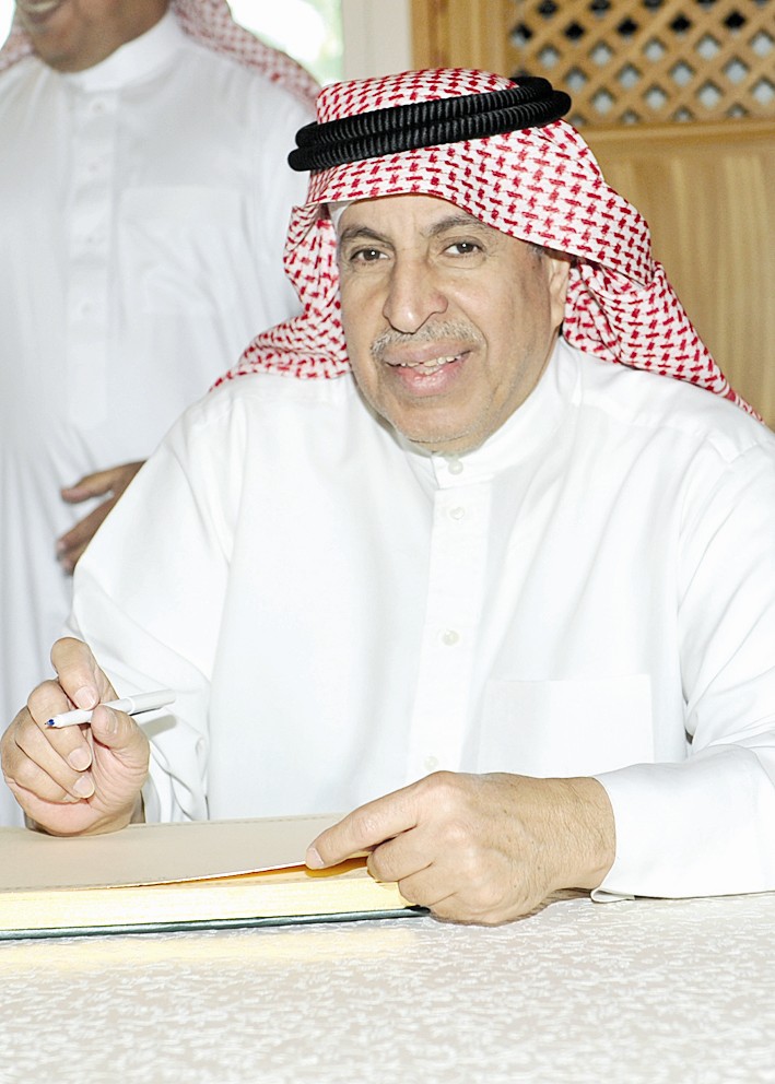 الفايز مسجلا كلمته في السجل الذهبي للمبايعة (تصوير سعد هنداوي)