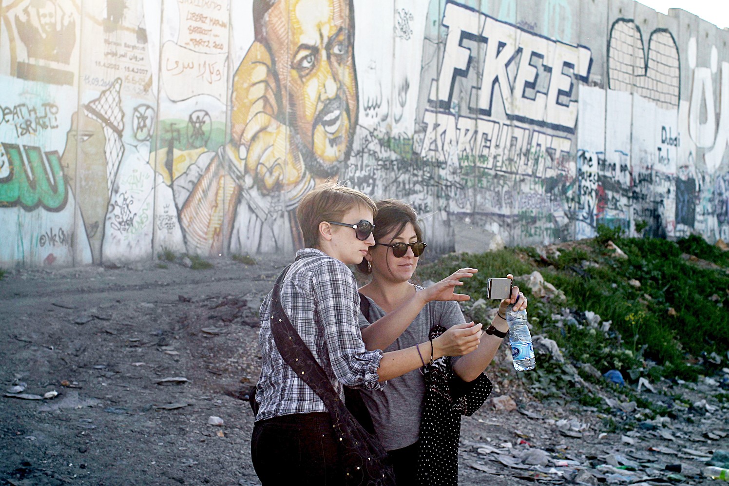 u0633u064au062fu062au0627u0646 u062au0644u062au0642u0637u0627u0646 u0644u0646u0641u0633u064au0647u0645u0627 u0635u0648u0631u0629 u0627u0645u0627u0645 u0627u0644u062cu062fu0627u0631 u0627u0644u0641u0627u0635u0644 u0627u0644u0630u064a u064au062du0645u0644 u0631u0633u0645u0627u064b u0644u0645u0631u0648u0627u0646 u0627u0644u0628u0631u063au0648u062bu064a u0641u064a u0642u0644u0646u062fu064au0627 (u0627 u0641 u0628)