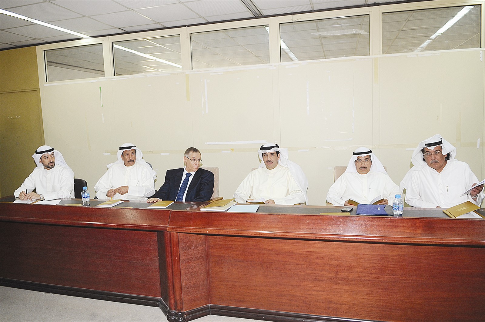 u0645u0631u0632u0648u0642 u0627u0644u062eu0631u0627u0641u064a u0645u062au0631u0626u0633u0627 u0627u0644u0627u062cu062au0645u0627u0639 u0648u0625u0644u0649 u064au0645u064au0646u0647 u0627u0644u062fu0643u062au0648u0631 u0633u064au062f u062fu064au0627u0628 u0648u0646u0627u0626u0628 u0631u0626u064au0633 u0645u062cu0644u0633 u0627u0644u0625u062fu0627u0631u0629 u0628u062fu0631 u0627u0644u062cu0648u0639u0627u0646 (u062au0635u0648u064au0631 u0643u0631u0645 u0630u064au0627u0628)