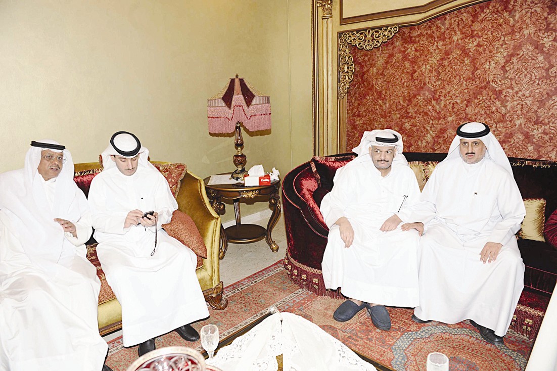 عبيد الشمري وصالح الملا يتوسطهما متعب الذاير (تصوير جلال معوض)