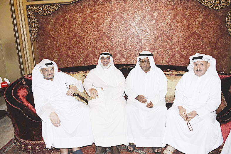 عادل الصرعاوي يتوسط المهنئين