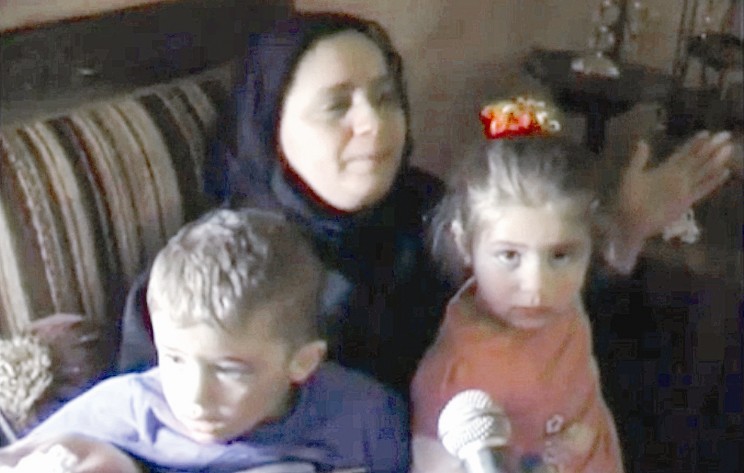 والدة وديعة مع طفليها