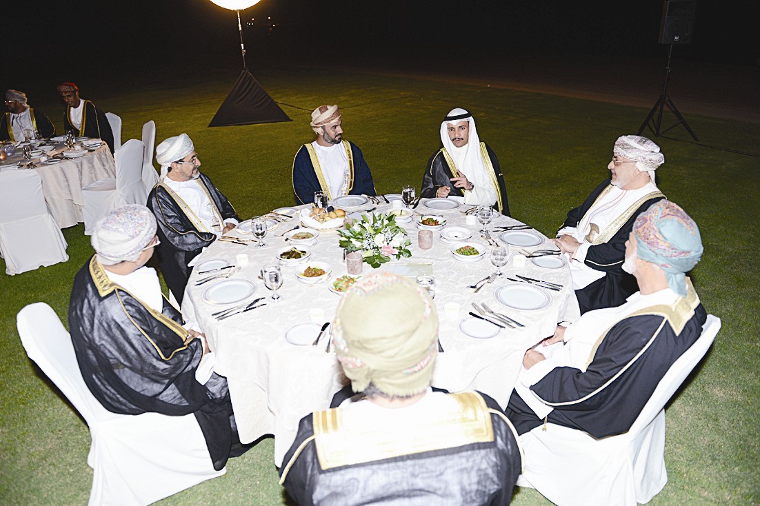 الغانم وبن علوي في حفل العشاء