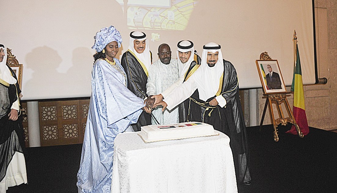 مشاركة كويتية - سنغالية في قطع قالب الحلوى (تصوير نور هنداوي)