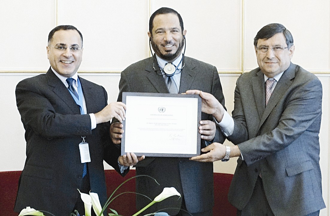 المعتوق يتسلم شهادة التقدير الأممية لسمو الأمير