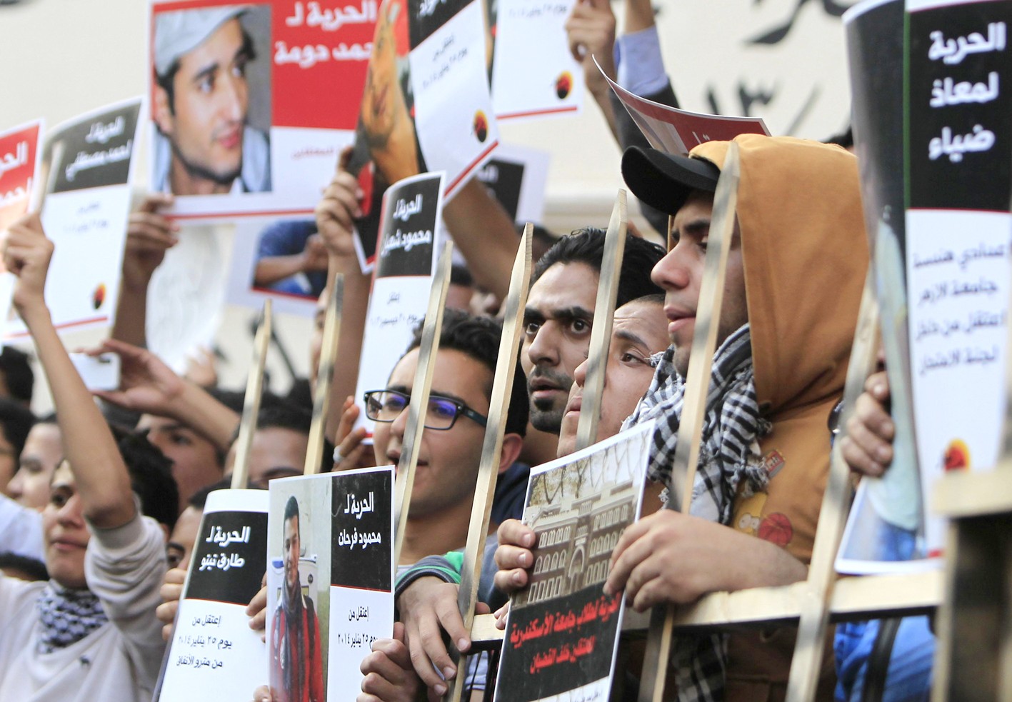 u0634u0628u0627u0628 u0645u0646 u00ab6 u0623u0628u0631u064au0644u00bb u064au062au0638u0627u0647u0631u0648u0646 u0627u062du062au062cu0627u062cu0627u064b u0639u0644u0649 u0627u0639u062au0642u0627u0644 u0623u0639u0636u0627u0621 u0645u0646 u062du0631u0643u062au0647u0645 u0623u0645u0627u0645 u0645u0642u0631 u062cu0645u0639u064au0629 u0627u0644u0635u062du0627u0641u064au064au0646 u0641u064a u0627u0644u0642u0627u0647u0631u0629 (u0631u0648u064au062au0631u0632)