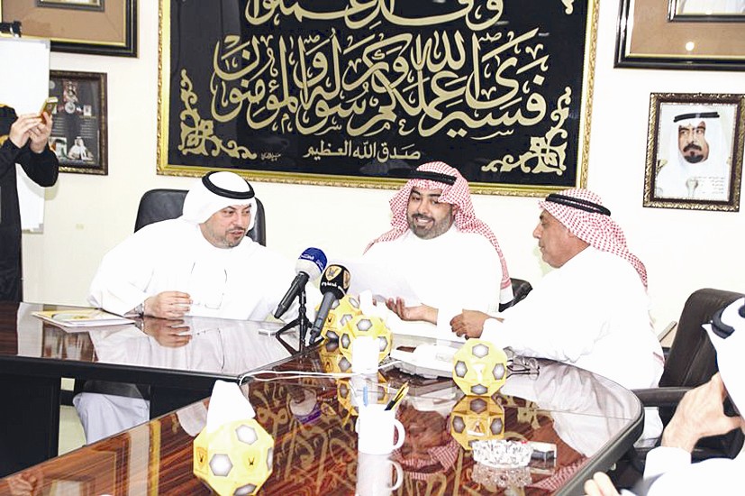 طلال الفهد يتحدث في المؤتمر الصحافي بحضور خالد الفهد ورضا معرفي (تصوير حسين إسماعيل)