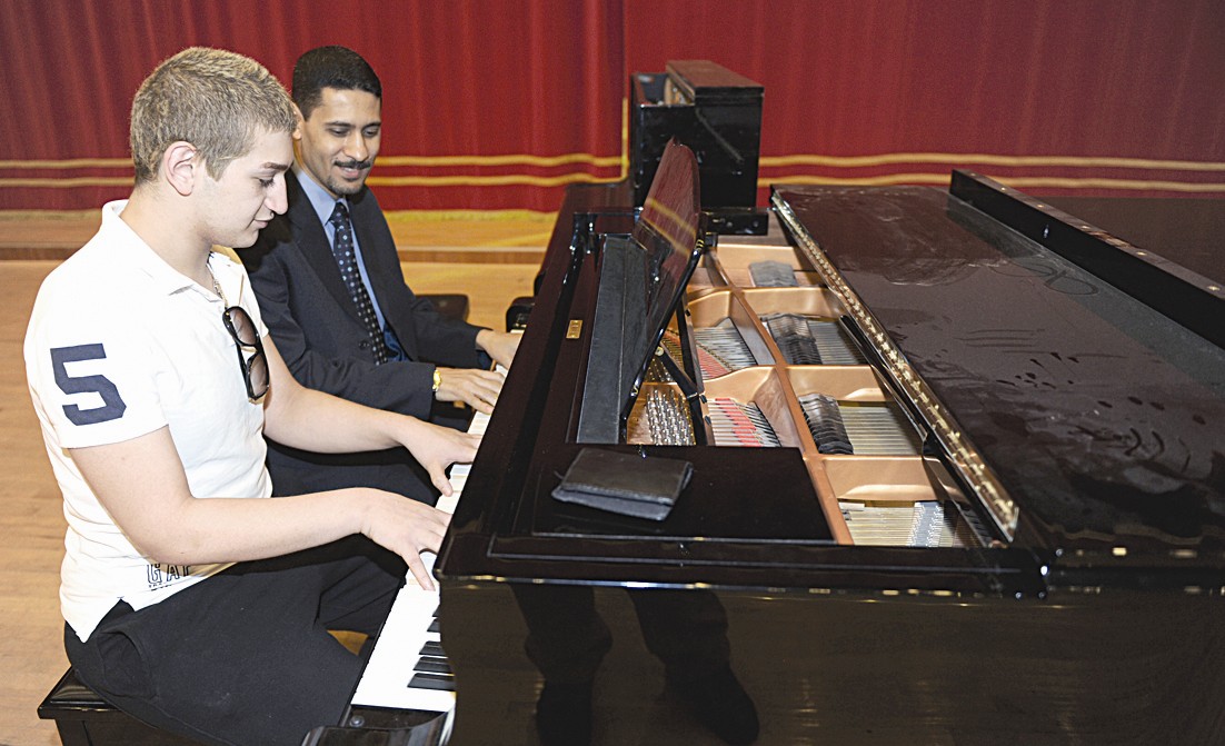 u0627u0644u062fu0643u062au0648u0631 u0638u0631u064au0641 u062eu0644u0641 u0627u0644u0628u064au0627u0646u0648 u0645u0639 u0627u0644u0637u0627u0644u0628 u064au0648u0633u0641 u0623u0633u0627u0645u0629