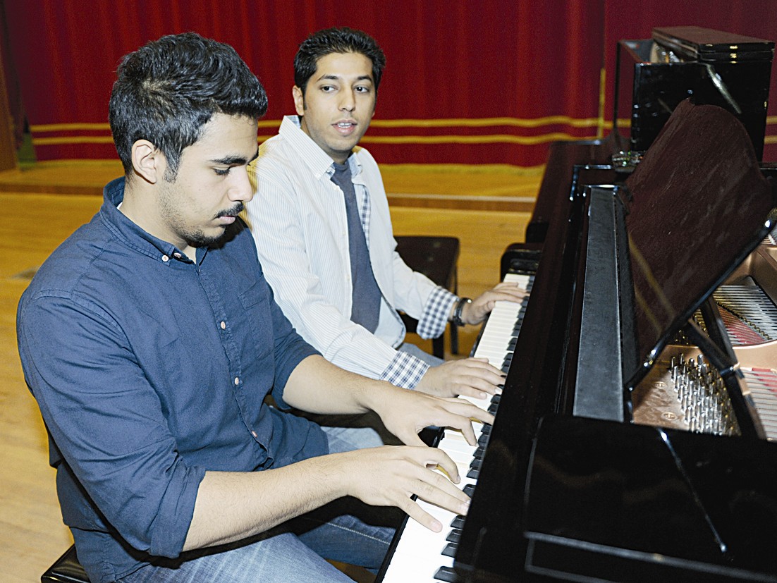 ... والمدرس المساعد أحمد السنين إلى جانب طالبه عبد العزيز العبوه