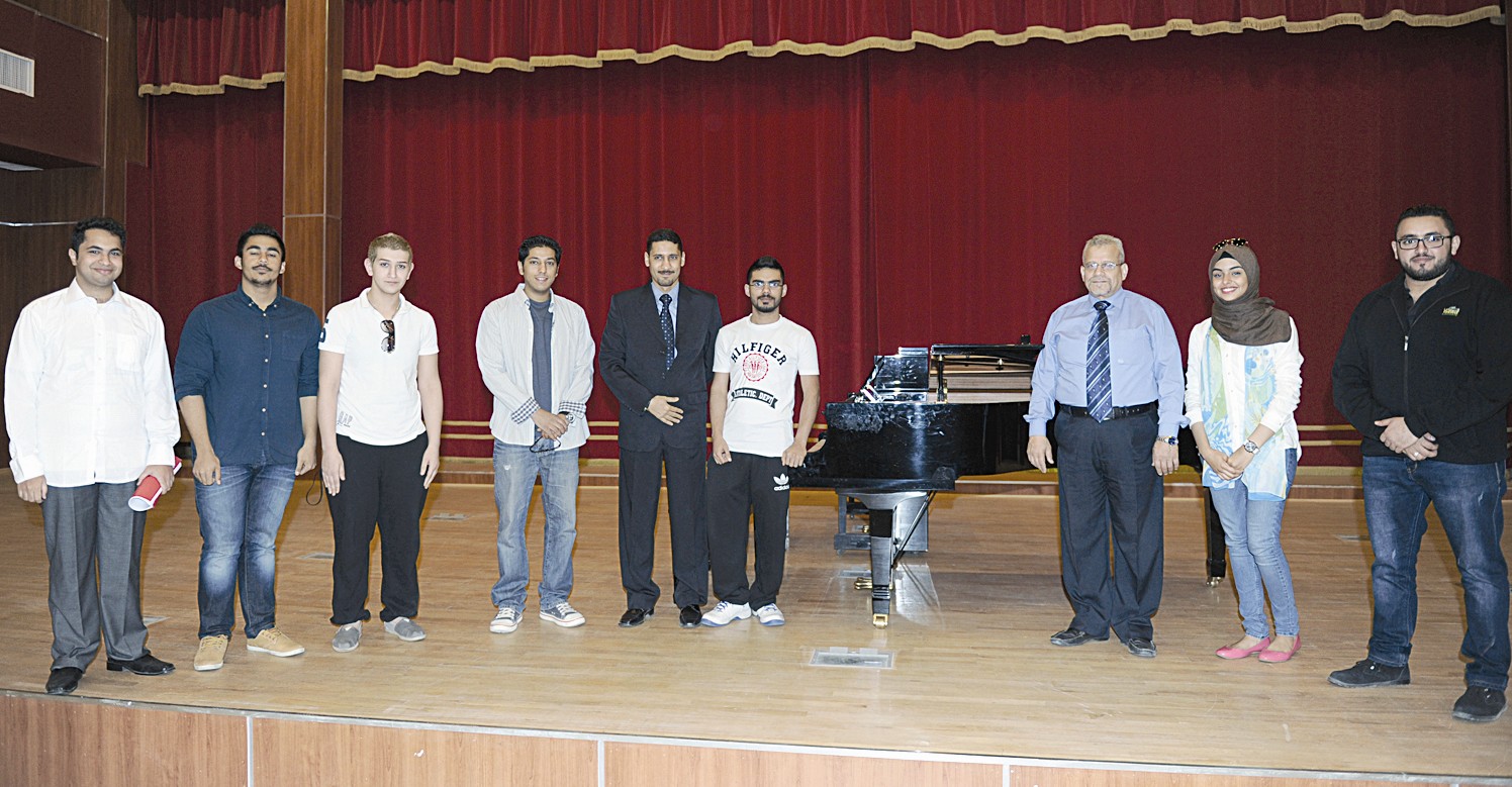 لقطة جماعية للدكاترة مع مجموعة من الطلبة العازفين