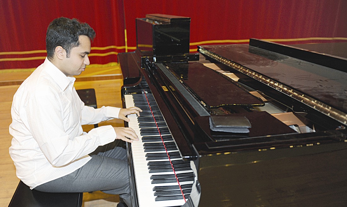 الطالب مينا رضا يعزف على آلته المفضلة (تصوير طارق عزالدين)