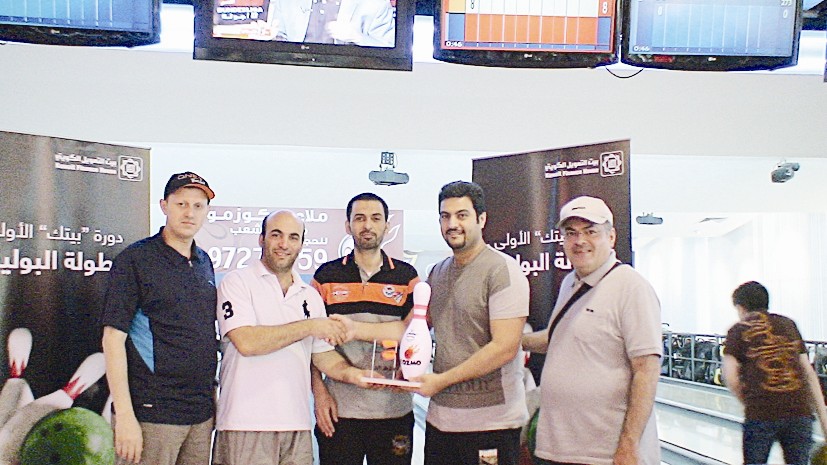 تسليم الجائزة للفريق الأول