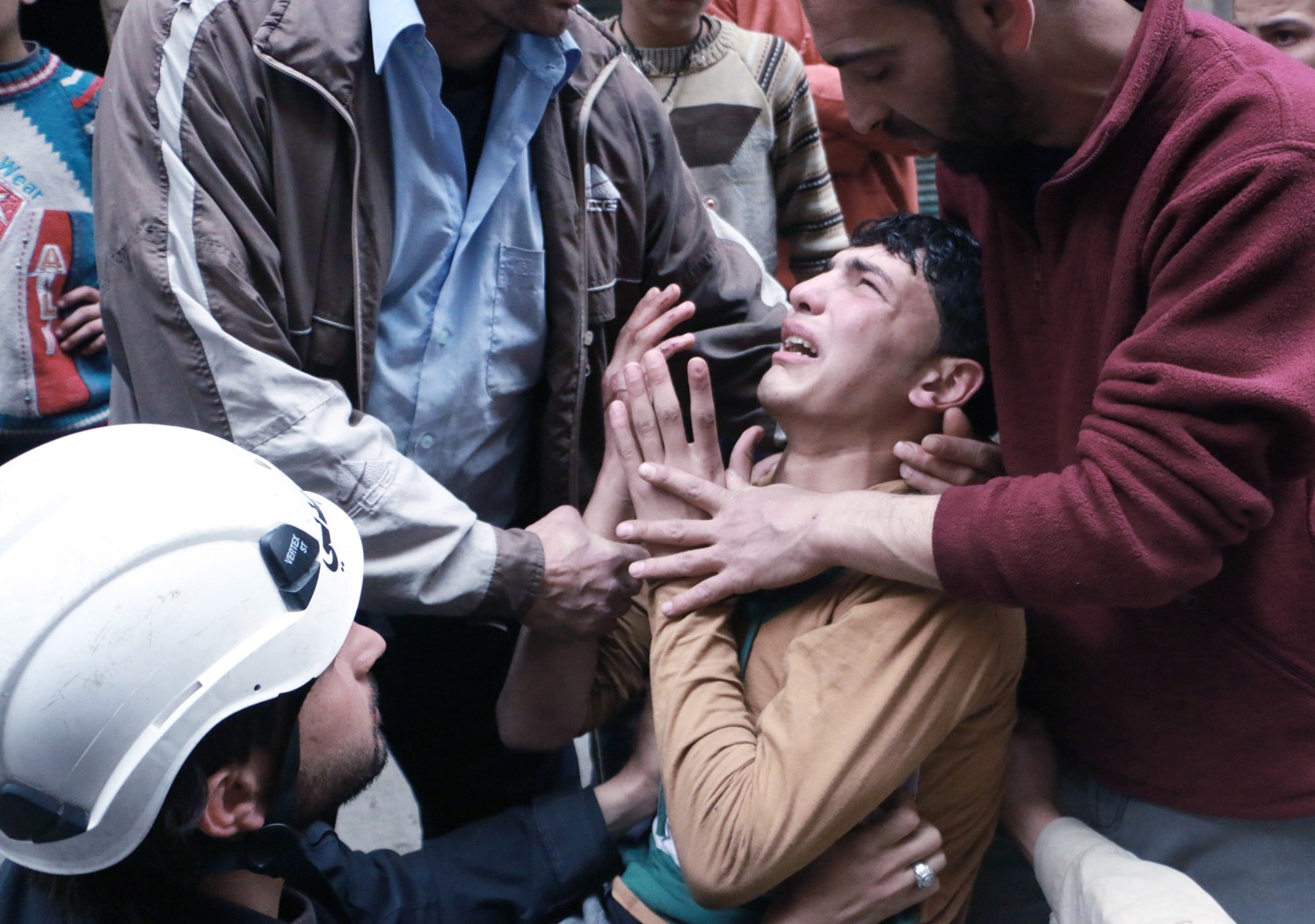 u0645u0633u0639u0641u0648u0646 u064au062du0627u0648u0644u0648u0646 u062au0647u062fu0626u0629 u0634u0627u0628 u0628u0639u062f u063au0627u0631u0629 u0639u0644u0649 u062du0644u0628 (u0627 u0641 u0628)