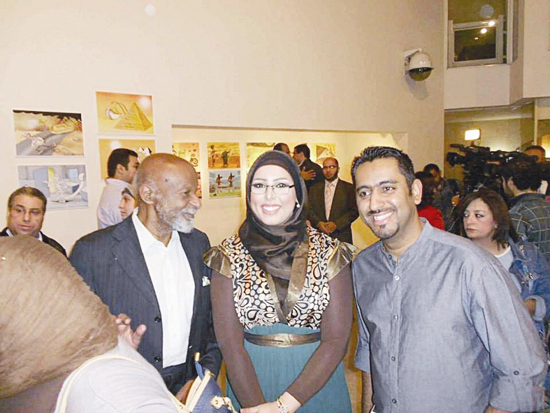 الزميلان بدر بن غيث وسارة النومس مع الفنان المصري محمد حاكم