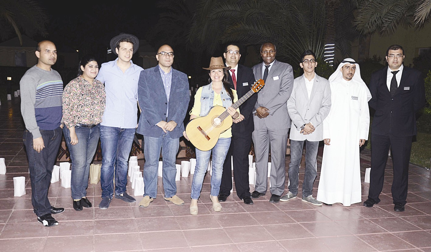 العاصي وحسنين يتوسطان فريق عمل الفندق