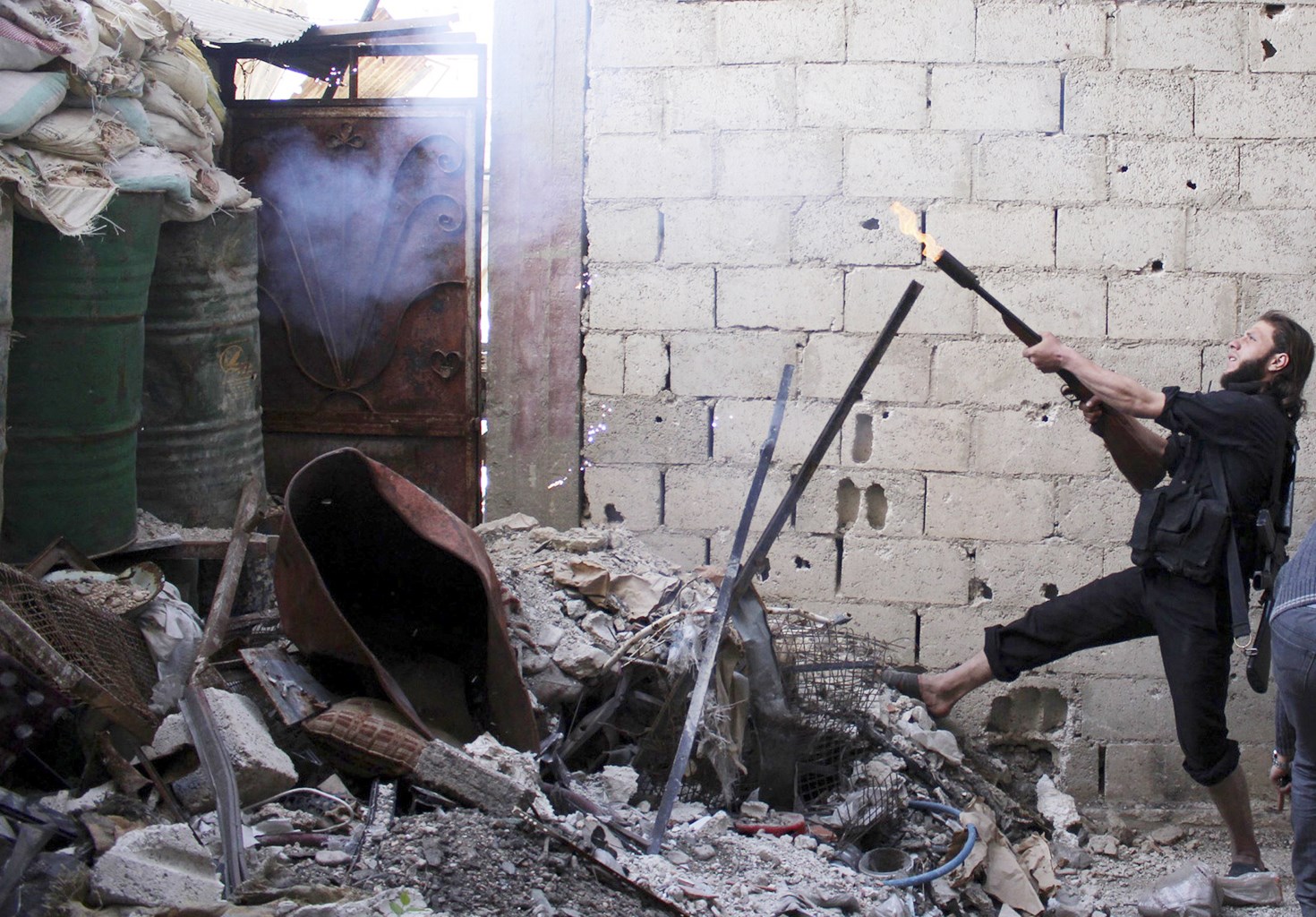 u0645u0642u0627u062au0644 u0641u064a u0627u0644u0645u0639u0627u0631u0636u0629 u064au0637u0644u0642 u0627u0644u0646u0627u0631 u0641u064a u0627u0644u063au0648u0637u0629 u0627u0644u0634u0631u0642u064au0629 u0642u0631u0628 u062fu0645u0634u0642 ( u0631u0648u064au062au0631u0632)