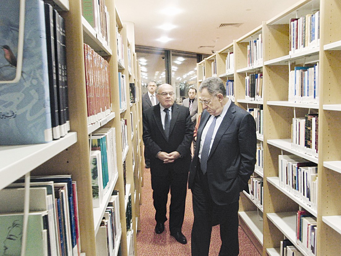 u0627u0644u0633u0646u064au0648u0631u0629 u064au062au062cu0648u0644 u0628u064au0646 u0623u0631u0641u0641 u0627u0644u0645u0643u062au0628u0629