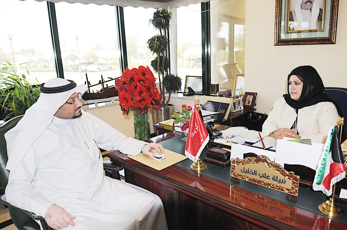 نبيلة العلي متحدثة إلى الزميل ناصر الفرحان