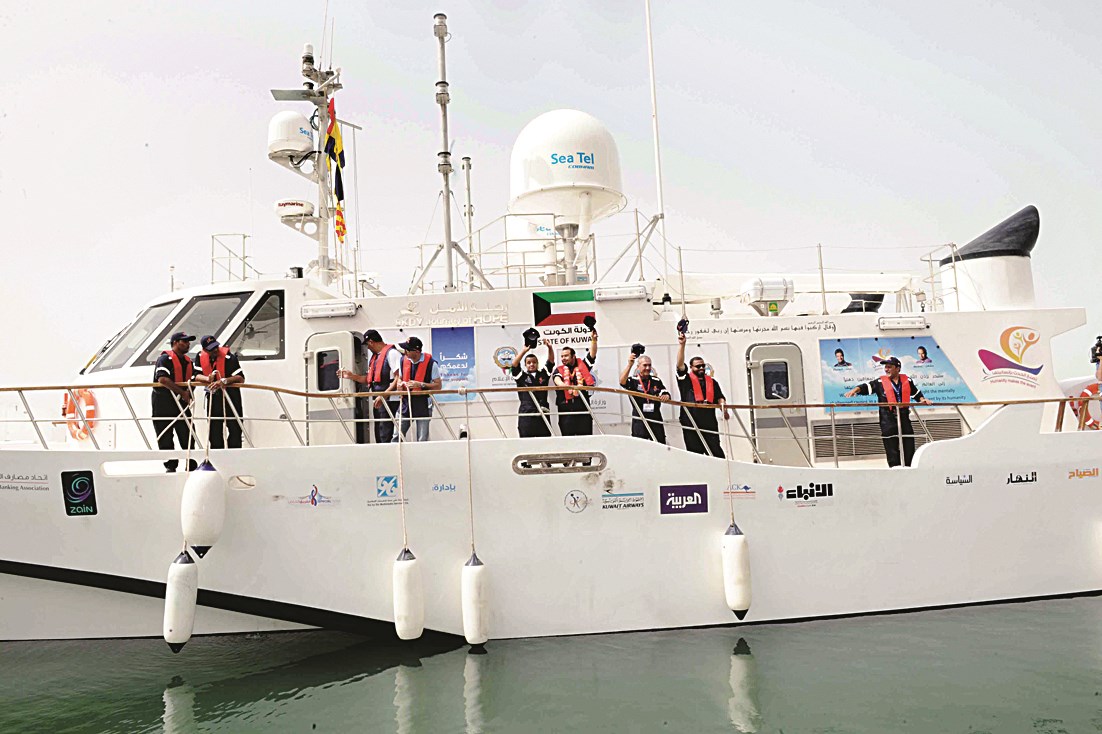 أفراد رحلة الأمل يحيون مودعيهم (تصوير طارق عزالدين)