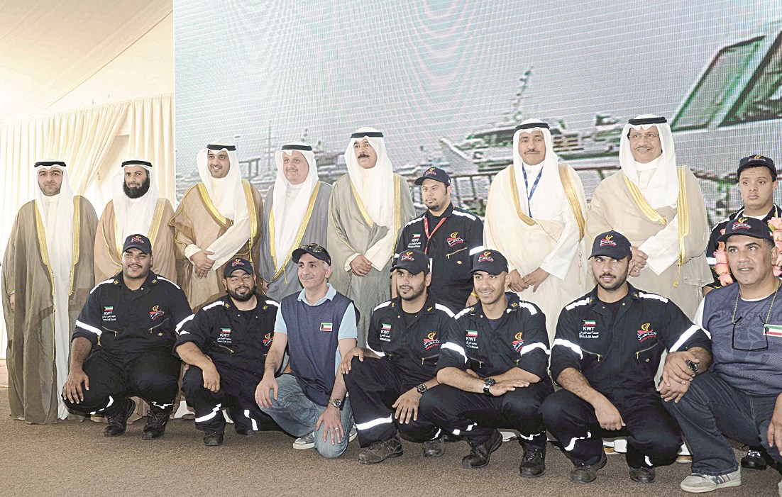 المشاركون في رحلة الأمل في لقطة تذكارية مع المبارك وكبار المسؤولين