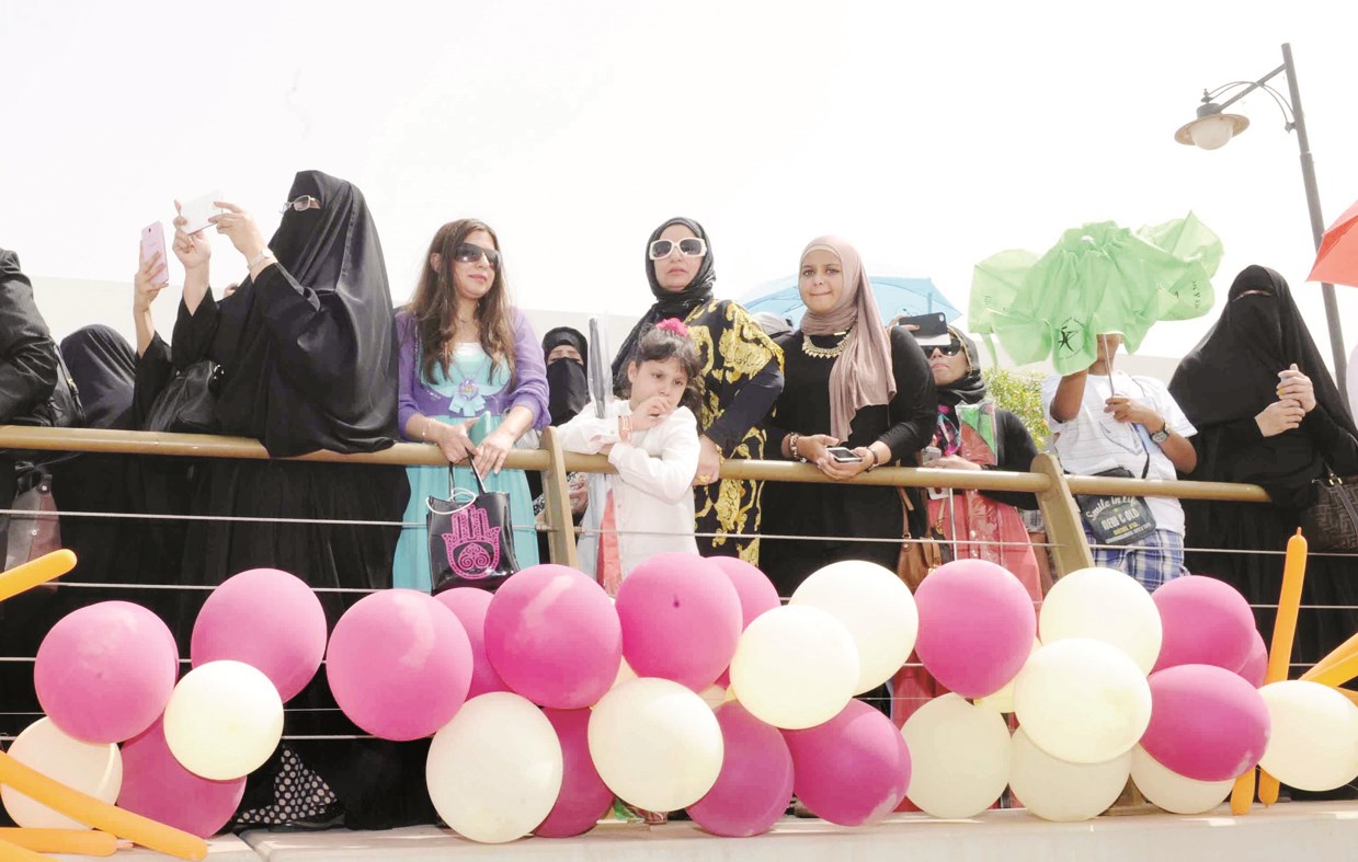 جانب من جموع المودعين