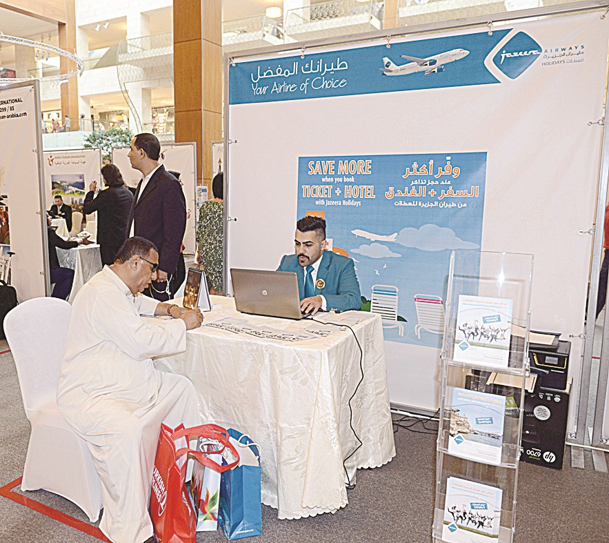 حجوزات في جناح «طيران الجزيرة» (تصوير أسعد عبدالله)