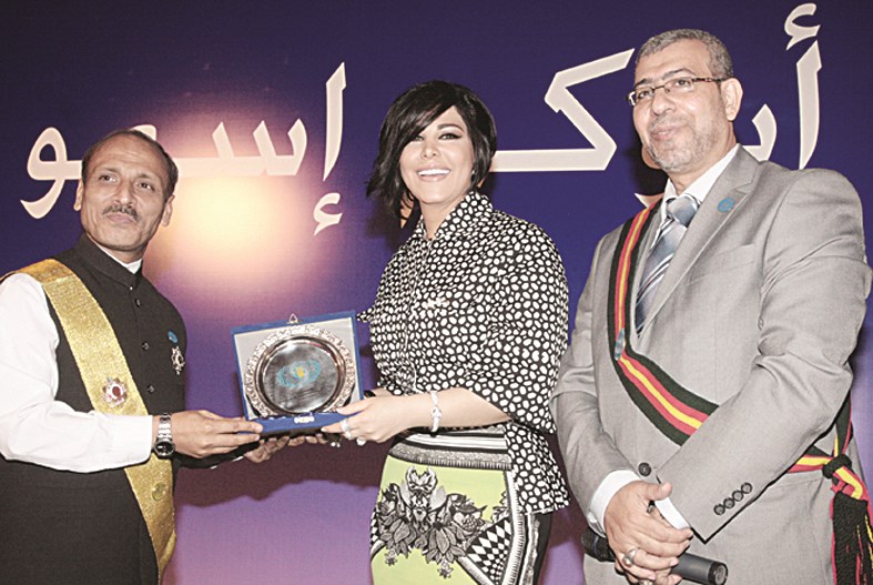 ... وتتسلم درع تعيينها سفيرة للسلام والشؤون الإنسانية