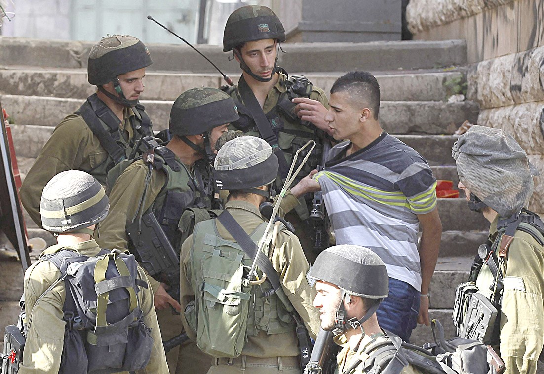 u062cu0646u0648u062f u0627u0633u0631u0627u0626u064au0644u064au0648u0646 u064au0639u062au0642u0644u0648u0646 u0641u0644u0633u0637u064au0646u064au0627u064b u062eu0644u0627u0644 u0645u0648u0627u062cu0647u0627u062a u0641u064a u0645u062fu064au0646u0629 u0627u0644u062eu0644u064au0644 (u0631u0648u064au062au0631u0632)