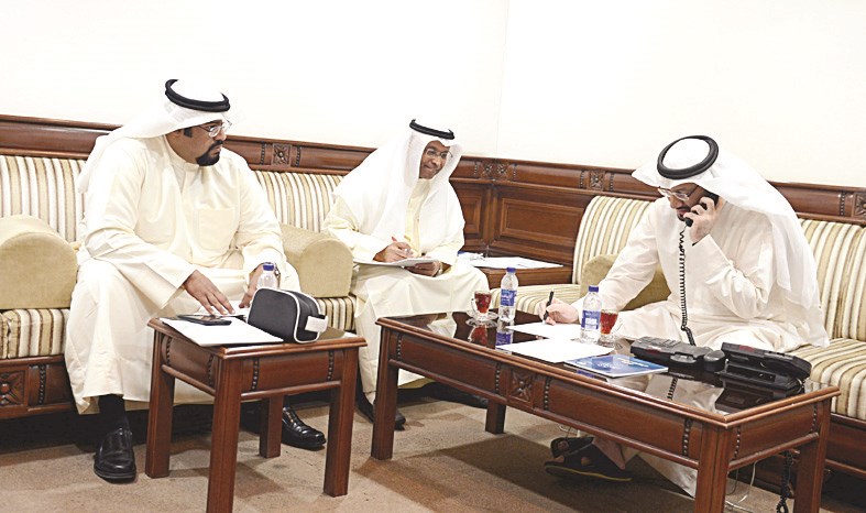 التمار متوسطا الزميل ناصر الفرحان ومدير مكتبه عبدالله الجسار