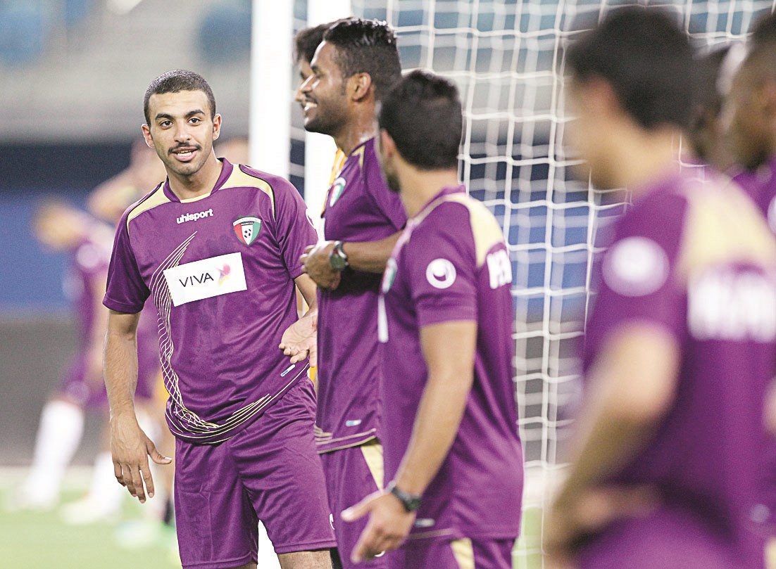 مجموعة من لاعبي «الأزرق» خلال أول تدريب لهم على استاد جابر  (الازرق دوت كوم)