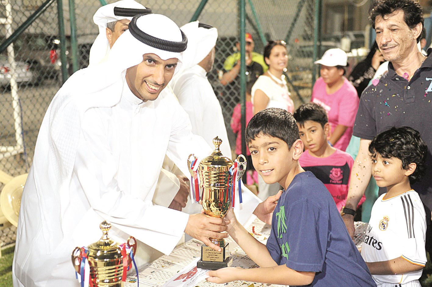 ... ويقدم كأساً لفائز آخر (تصوير جاسم بارون)