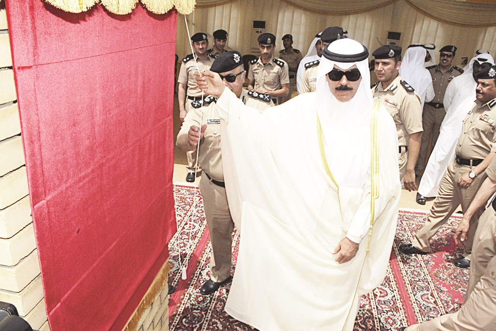 الخالد يرفع الستارة عن اللوحة التذكارية للمشروع